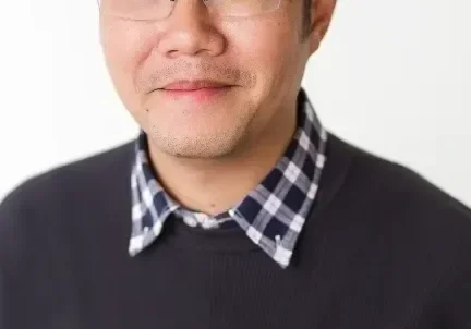 cr=t_0,w_100 (3) Man wearing glasses and black sweater.