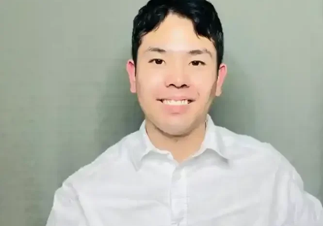 qt=q_26 (1) Man in white shirt smiling at camera.