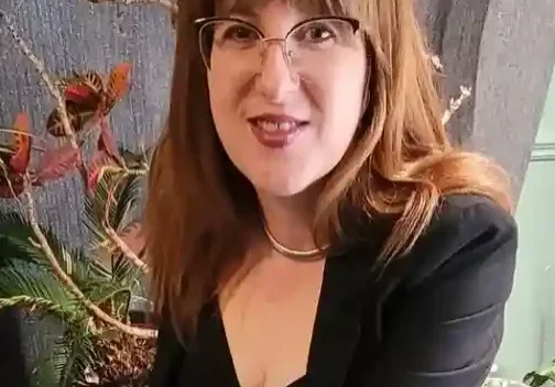 qt=q_26 (3) (1) Woman with red hair wearing glasses.