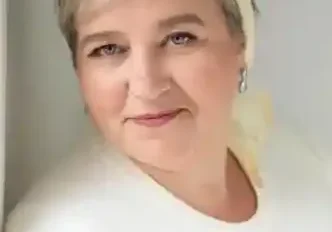 qt=q_26 (5) (1) Woman with gray hair wearing a headband.