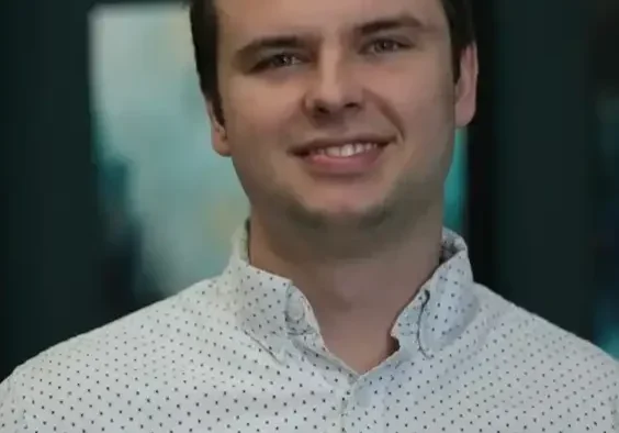 qt=q_56 (5) (1) Smiling man in a white polka dot shirt.