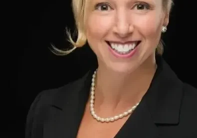 qt=q_78 (3) (1) Smiling woman in a black blazer.