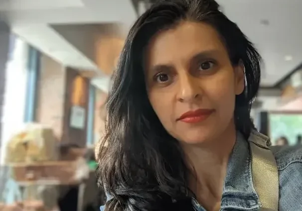 qt=q_78 (5) (1) Woman with long black hair in a denim jacket.